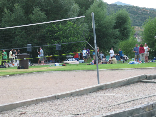 2009 July 25 - MAHOA / SSSFHOA picnickers gather on lawn by trees (rest of park was empty).